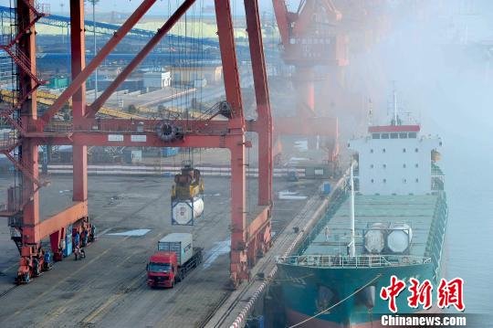 12月24日,广西防城港市北部湾港口集装箱码头上等待装运的集装箱货柜。胡雁 摄 12月24日,广西防城港市北部湾港口集装箱码头上等待装运的集装箱货柜。胡雁 摄