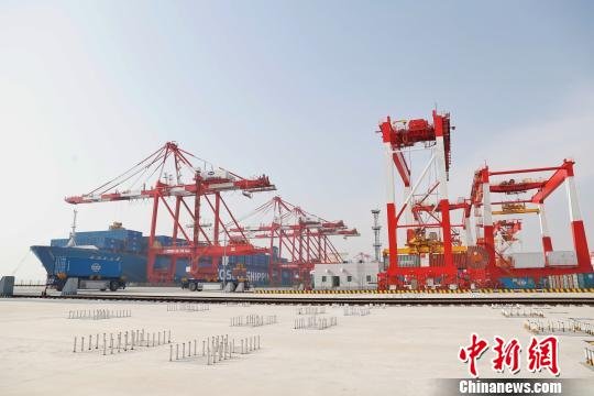 上海港年吞吐量破4000万标准箱 张亨伟 摄 上海港年吞吐量破4000万标准箱 张亨伟 摄
