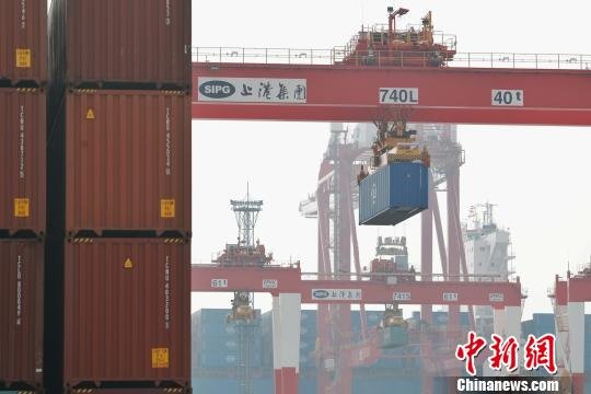 上海港年吞吐量破4000万标准箱 张亨伟 摄 上海港年吞吐量破4000万标准箱 张亨伟 摄
