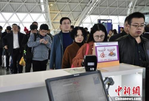 图为旅客等待进入客舱。 吕俊明 摄 图为旅客等待进入客舱。 吕俊明 摄